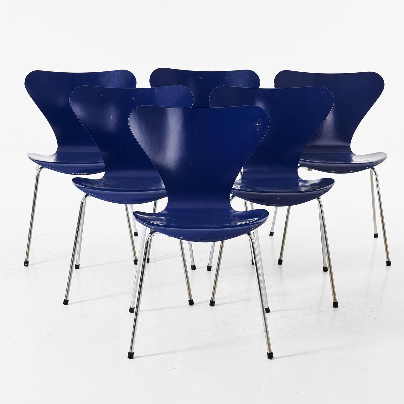 ARNE JACOBSEN. Stolar, 6 st, "Sjuan", lackade, Fritz Hansen, Danmark